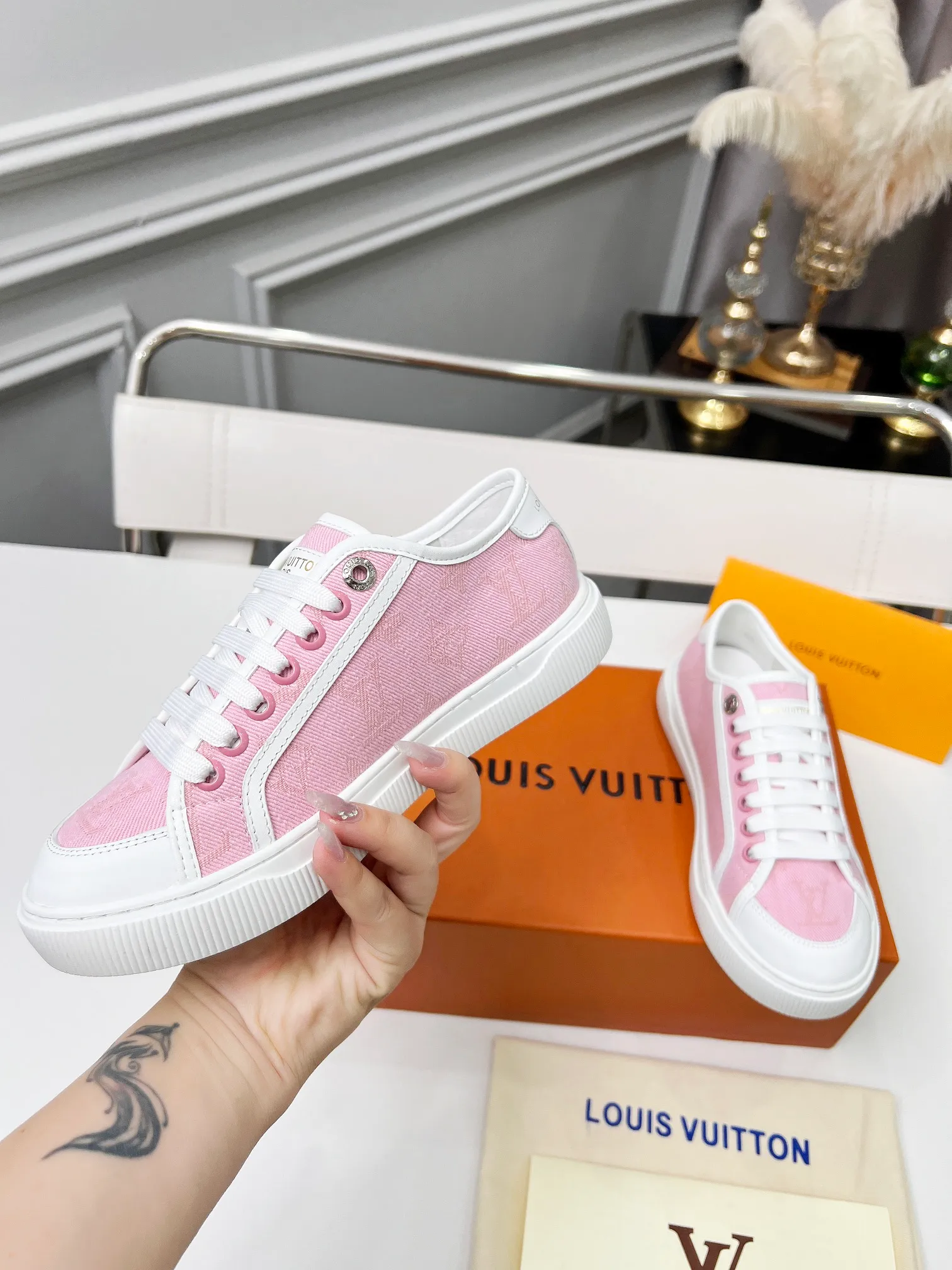 👟👟Ex-factory price 440👟👟 New arrival🆕 The hottest early spring model is coming. LV Lagoon sneakers are made of Monogram denim, injecting a retro flavor into the classic design. Leather trimmings pop out with the Louis Vuitton logo, while stenciled eyelets, trim and laces add to the refined details, and a rubber outsole embellished with Monogram flowers completes the look. Code number: 35~41, multiple colors available! Oil edges + TPU outsole + drawer box packaging